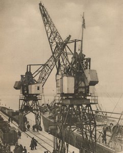 Grote mobiele kranen bij Tilbury laden de vracht uit het ruim van een schip door Unbekannt