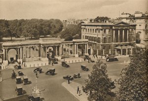 Hyde Park Corner met de Drievoudige Boog die leidt naar het Koninklijk Park met Apsley House, c1935 door Unbekannt
