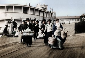 Immigranten naar de VS landen op Ellis Island, New York, ca. 1900 door Unbekannt