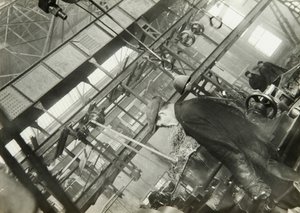 In een machinefabriek, USSR door Unbekannt