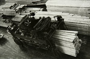 In een houtbewerkingsfabriek, Rusland, 1950s door Unbekannt