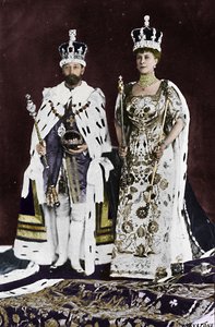 In het voorjaar van 1910 stierf Koning Edward VII, in maart 1911 werd Koning George V gekroond, 1911, 1945 door Unbekannt