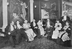In de Electrophone Salon, Gerrard Street, Londen, ca. 1903 door Unbekannt