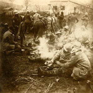 Infanteristen bij geïmproviseerde keuken, Cussy boerderij, Craonne, Noord-Frankrijk, ca. 1914-1918 door Unbekannt