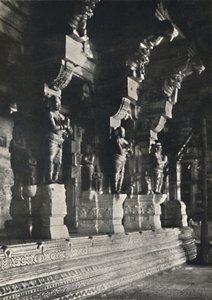 Binnenkant van een Hindoe-tempel, Ceylon, 1926 door Unbekannt