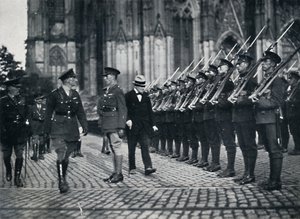 Inspectie van troepen aan de voet van de Dom van Keulen