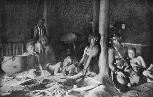 Interieur van een Zulu-hut, 1912 door Unbekannt