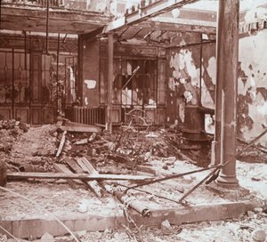 Interieur van café, Albert, Noord-Frankrijk, c1914-c1918 door Unbekannt