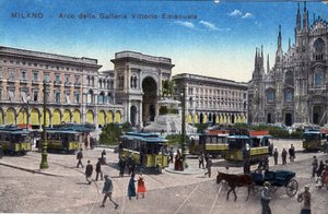Italië, Milaan: trams op de Piazza del Duomo en Arc de Triomphe tussen de galerij Victor Emmanuel - Ansichtkaart eind 19e-20e eeuw door Unbekannt
