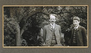 J J Thomson met zijn zoon, George, circa 1909