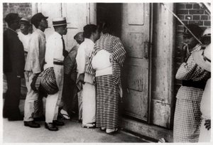 Japanse menigte kijkt in de Zeppelin-hangar, Kasumigaura, Japan, 1929 1933