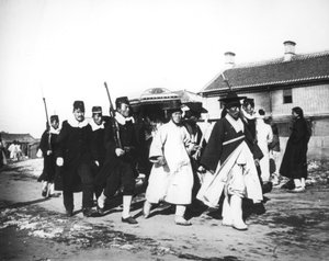 Japanse ambtenaar met een escorte van soldaten, Korea, ca. 1900 door Unbekannt