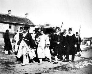 Japanse ambtenaren en soldaten, Korea, 1900 door Unbekannt