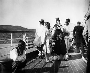 Japanse ambtenaren aan boord van een schip, Korea, 1900 door Unbekannt