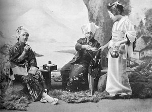 Japanse boerenmeisjes drinken thee bij een rustplaats, 1902