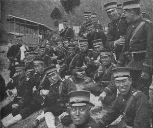 Japanse soldaten op weg naar het front: de middagmaaltijd van thee en rijst, 1904-1905, 1907 door Unbekannt