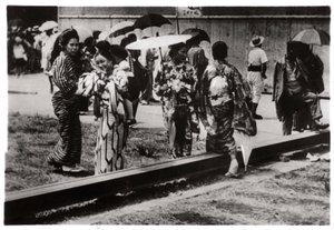 Japanse vrouwen bij de Zeppelin-hangar, Kasumigaura, Japan door Unbekannt