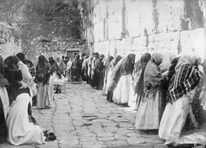Jeruzalem, bij de Klaagmuur op vrijdag, ca. 1909-1910 (zwart-wit foto) door Unbekannt