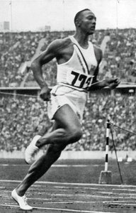 Jesse Owens aan het einde van de 100m op de Olympische Spelen van Berlijn, 1936