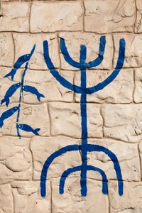 Joodse symbolen op een huiswand, Hara Kebira, Tunesië