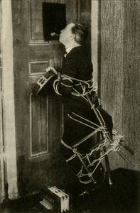 John Nevil Maskelyne voert een geestkastillusie uit, ca. 1910