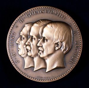 John Russell Hind, Hermann Goldschmidt en Robert Luther, astronomen, ca. 1900 door Unbekannt