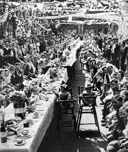 Jubileum theekransje voor kinderen in Orville Road, Battersea, Londen, 1935 door Unbekannt