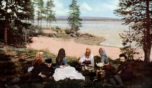 Kareliërs drinken thee bij een rivier, nabij Archangel, Rusland, ca. 1930s door Unbekannt