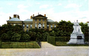 Kensington Palace en standbeeld van koningin Victoria, Londen, 20e eeuw door Unbekannt