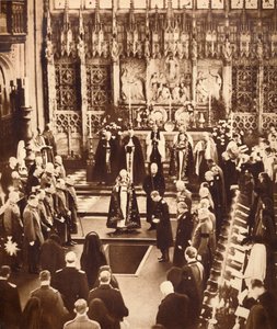 Koning Edward VIII strooit aarde op het graf van zijn vader door Unbekannt