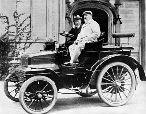 Koning Edward VII in Lord Montagus 1899 Daimler 12pk door Unbekannt