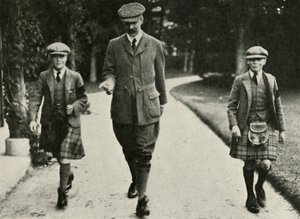Koning George VI en de Ex-Koning Edward VIII met hun leraar Mr. Hansel, 1911, 1937