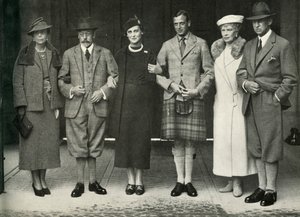 Koning George V, koningin Mary, prins George, prinses Marina...in Balmoral in 1934, 1951 door Unbekannt