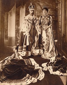 Koning George V en Koningin Mary gekroond en gekleed voor de Delhi Durbar, 1911 1935 door Unbekannt
