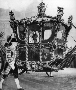 Koning George V en koningin Mary op weg naar de opening van het parlement, c1930s door Unbekannt