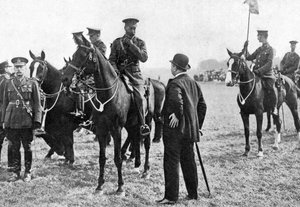 Koning George V bij een inspectie van troepen in Aldershot, Eerste Wereldoorlog, 1914-1918, c1920 door Unbekannt