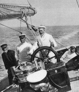 Koning George V aan het roer van zijn jacht Britannia, ca. 1930s door Unbekannt