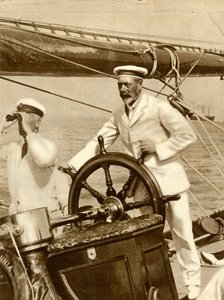 Koning George V aan het roer van zijn jacht, Britannia, tijdens Cowes Regatta week, 1924, 1935 door Unbekannt