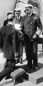 Koning George V riddert Vice-admiraal Pakenham aan boord van HMS Princess Royal, c1930s