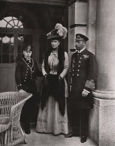 Koning George en koningin Mary met hun zoon prins Edward door Unbekannt