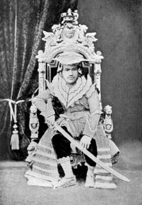 Koning Thibaw van Birma in volledige hofkleding, ca. 1900, ca. 1920 door Unbekannt