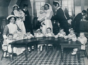Kingsway Hall crèche voor kinderen met vaders in de oorlog en moeders die werken, 1914 door Unbekannt