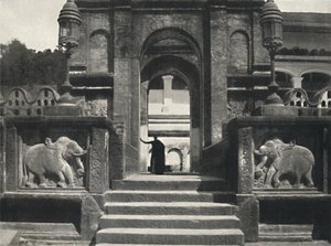 Klooster in de Tempel van de Heilige Tand Dalada Maligawa Vihara, Kandy, 1926 door Unbekannt