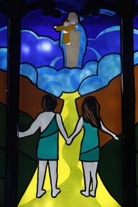 Glas-in-loodraam. Adam en Eva, verdrijving uit het Paradijs. Kon Tum. Vietnam door Unbekannt