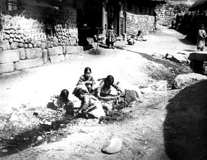 Koreaanse kinderen op straat, Nam San, Korea, 1900 door Unbekannt