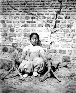 Koreaans meisje met poppen, 1900 door Unbekannt