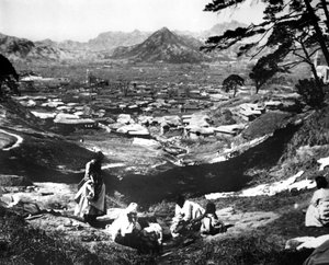 Koreaanse vrouwen op een heuvel, Seoul, Korea, 1900 door Unbekannt