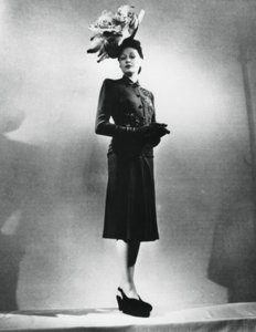 La femme chic, outfit door de Franse modeontwerper Jacques Fath, Parijs, januari 1943
