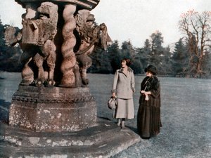 Lady Elizabeth Bowes-Lyon en de gravin van Strathmore, Glamis Castle, Schotland, 1923
