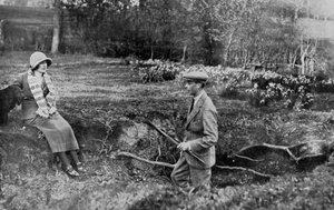 Lady Elizabeth Bowes-Lyon en de Hertog van York bij haar huis in Hertfordshire nabij Welwyn, 1923 door Unbekannt